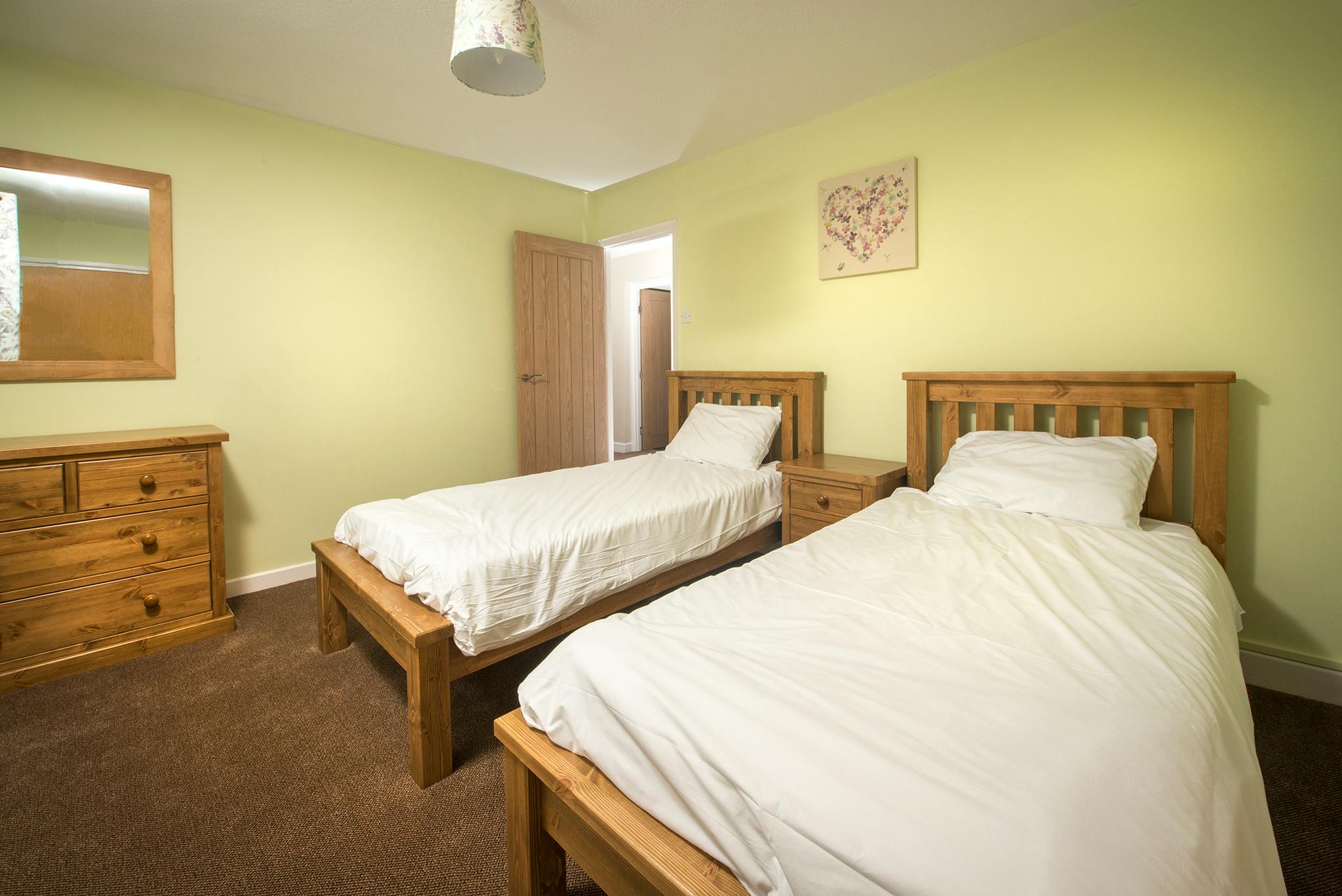 Twin bedroom ¦ Widemouth Farnhouse