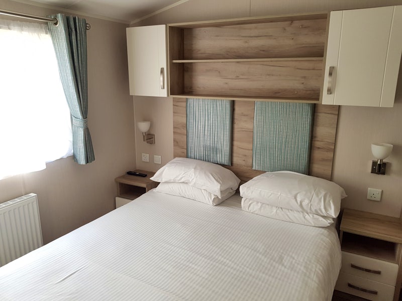 n=Bedroom ¦ 2 Bed Platinum Caravan Lodge