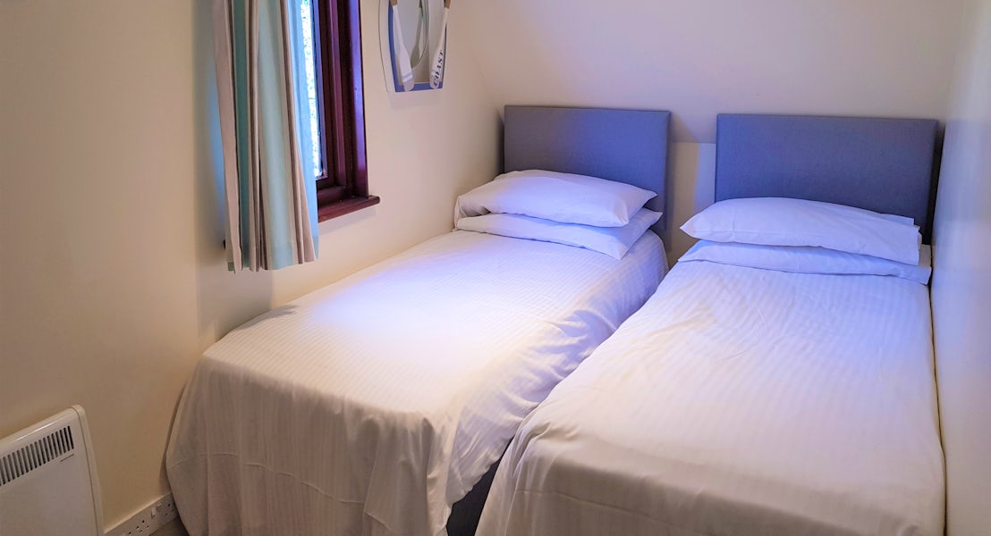 Twin room ¦ 4 Bed Silver House With Balcony Pet