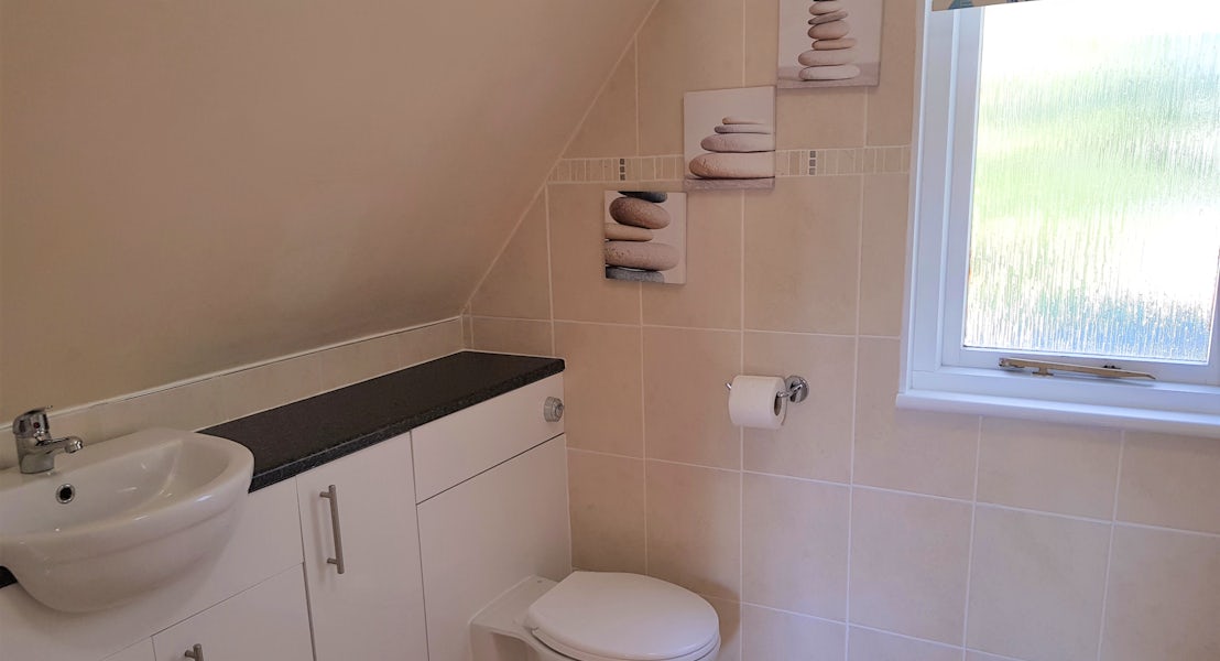 Bathroom ¦ 4 Bed Silver House With Balcony Pet