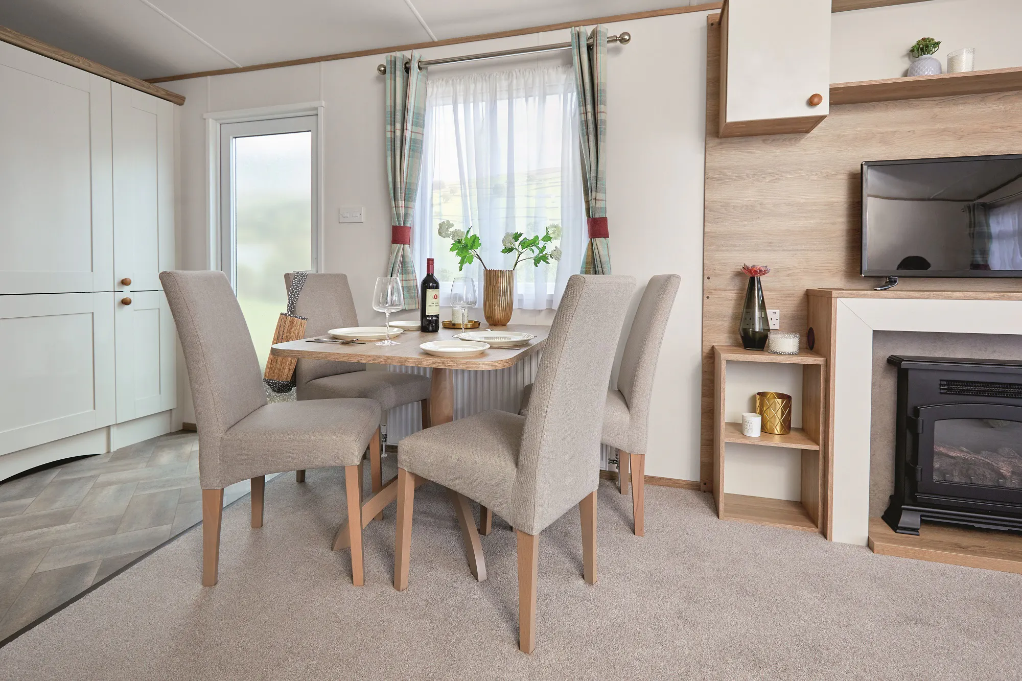 Dining area ¦ 2 Bedroom Platinum Caravan