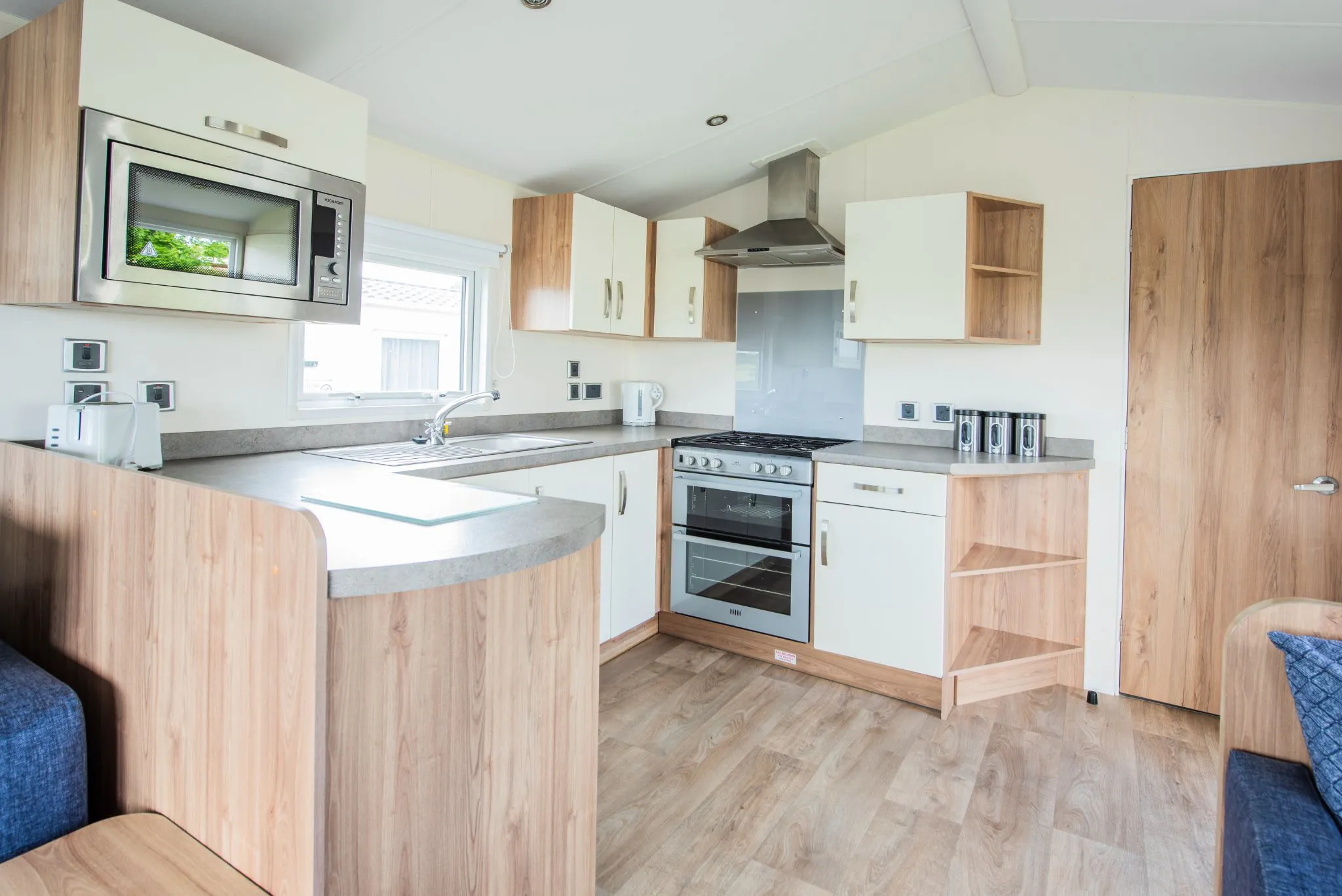 Kitchen | 3 Bedroom Bronze Caravan Pet