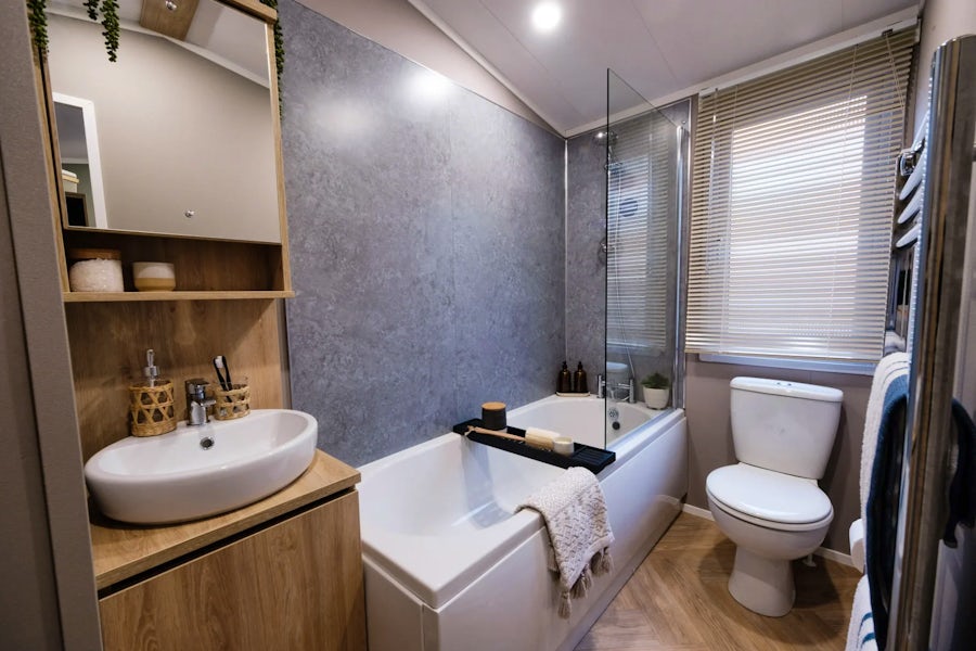 Bathroom ¦ 2 Bedroom platinum hot tub caravan lodge 4