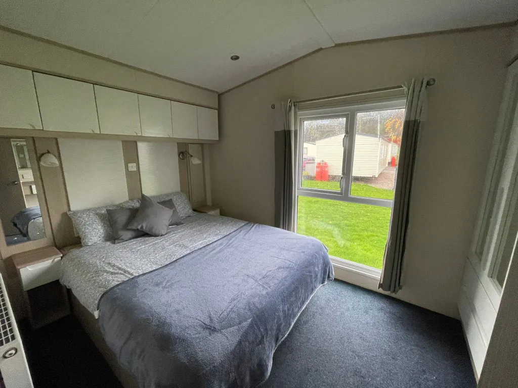 Spacious main bedroom!
