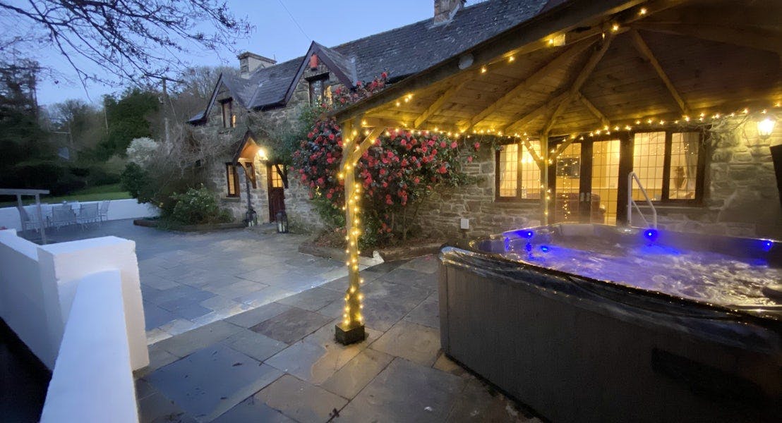 Hot tub ¦ Old Millers Cottage
