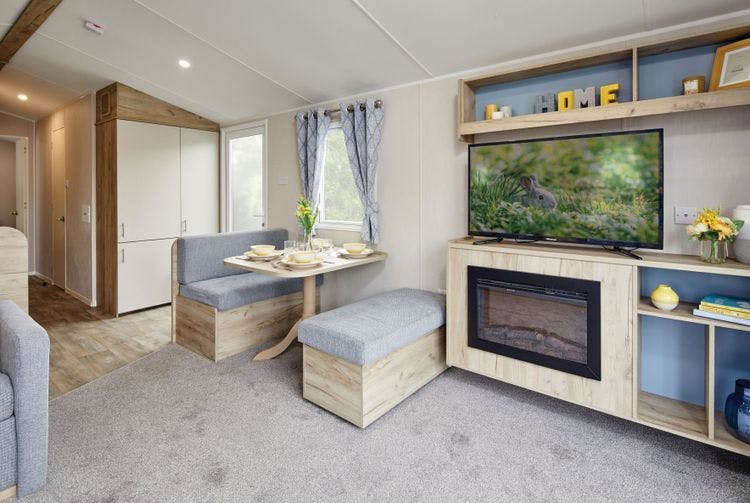 Dinig Area ¦ Hot Tub Caravan