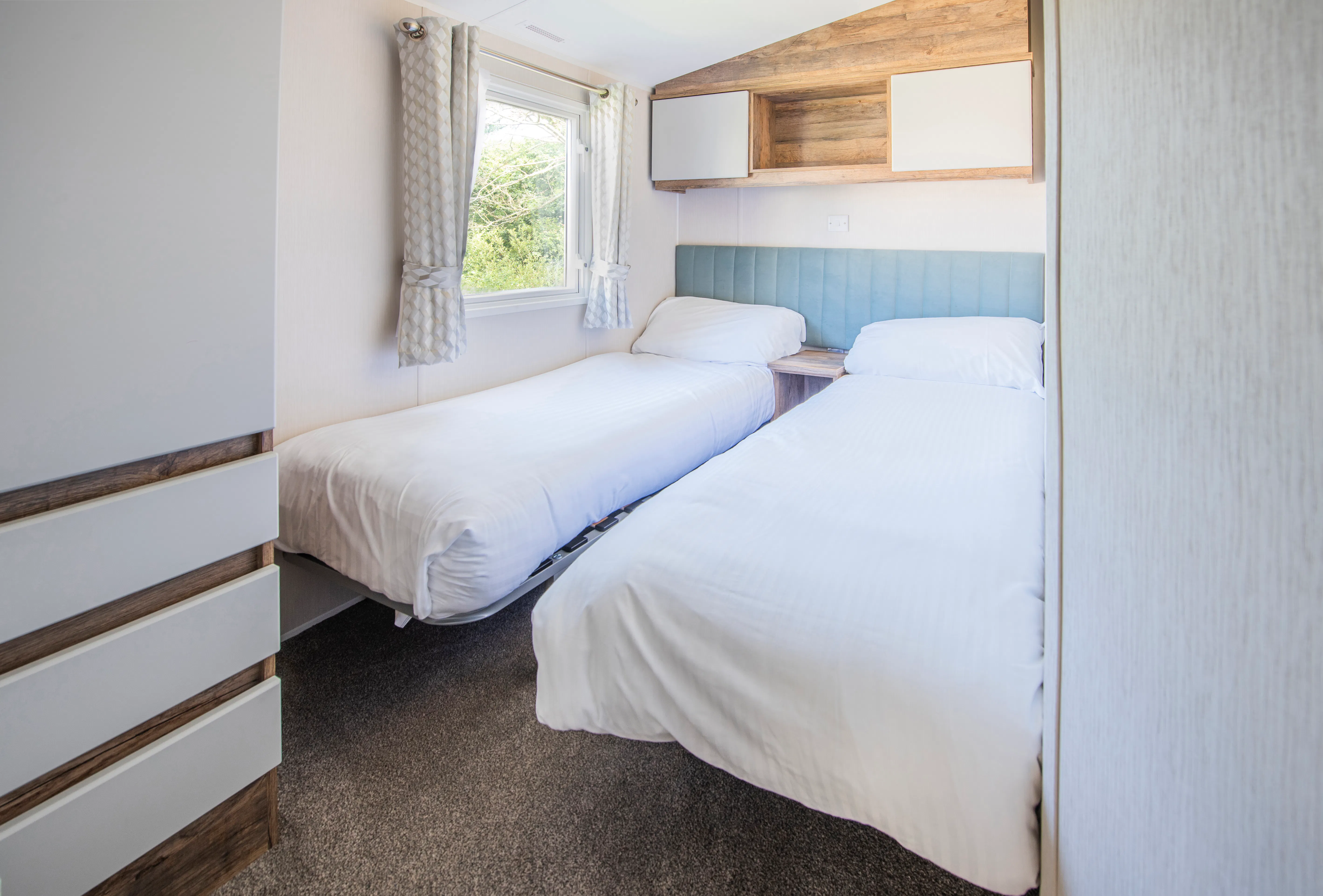 Twin room ¦ 3 Bed Gold Caravan