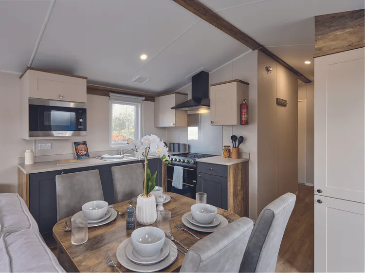 Dining Area ¦ Platinum Plus Caravan