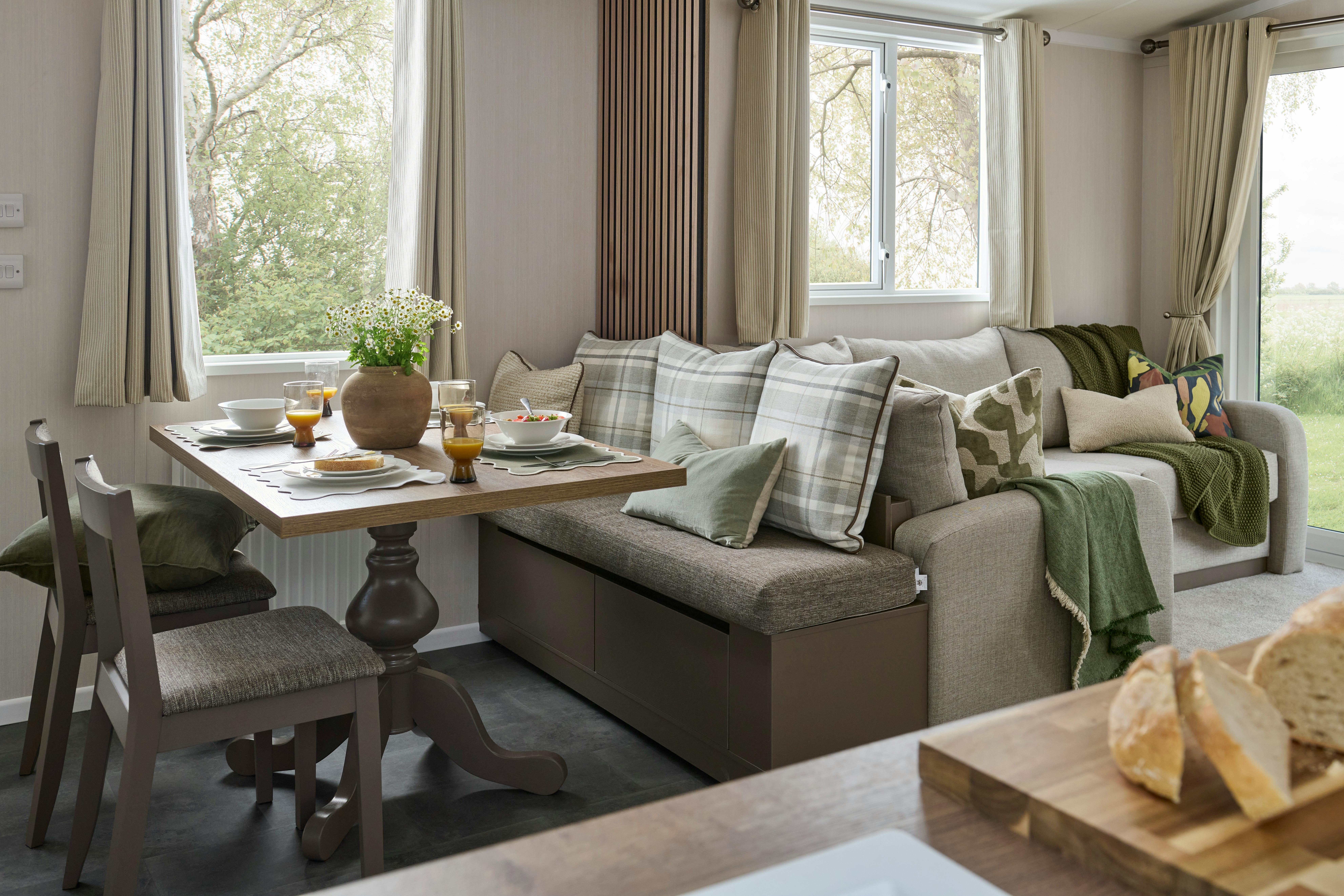 Dining Room ¦ Platinum Caravan