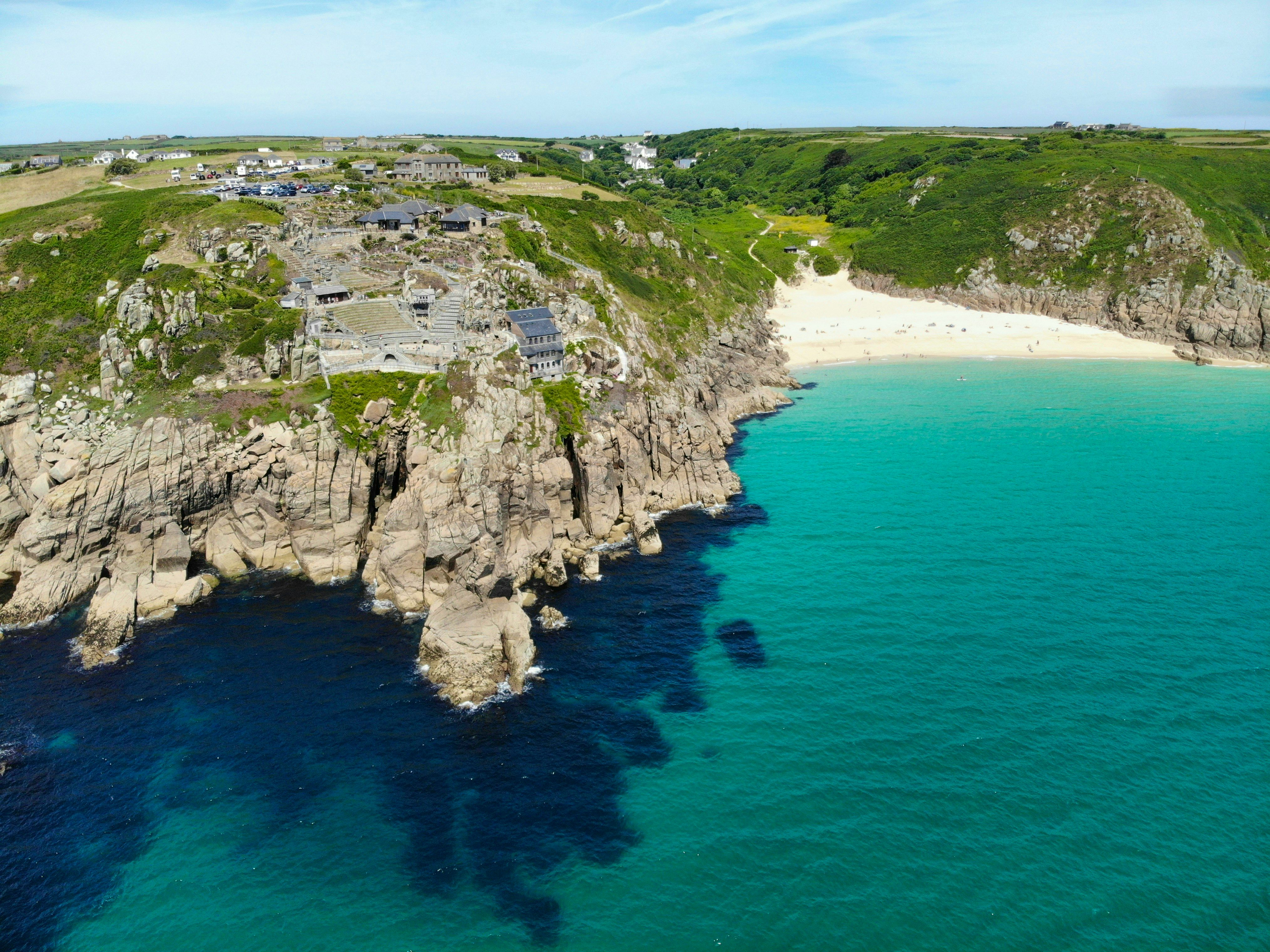 Top Cornish beaches for a family caravan holiday. Pet-friendly holidays in Cornwall. Lodge holidays Cornwall.