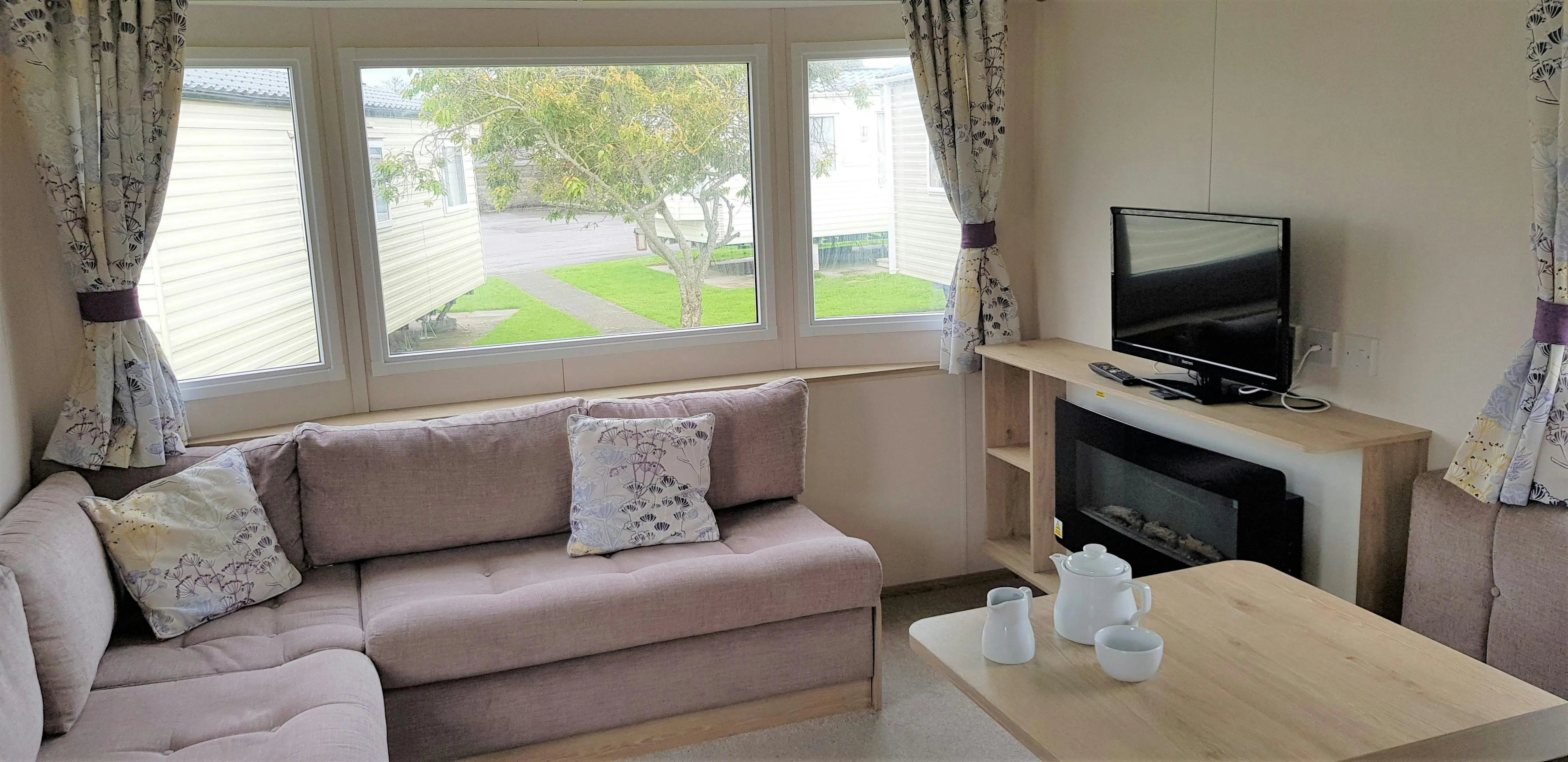 2 Bedroom Bronze 10' Caravan | Lounge