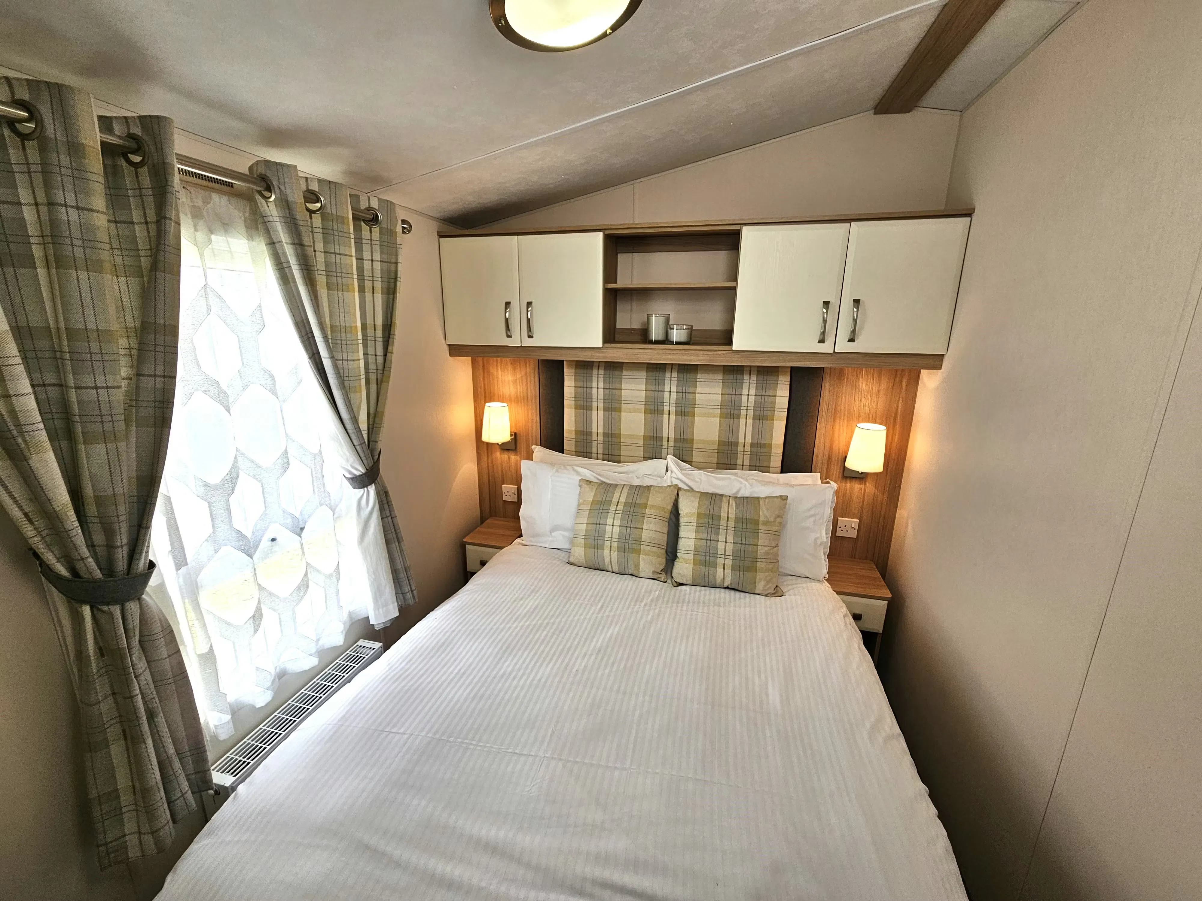 Bedroom ¦ caravan with decking